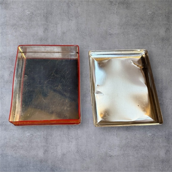 Vintage Riley's Toffee tin featuring a "Canadian Mountie on Guard" - Picture 2 of 9